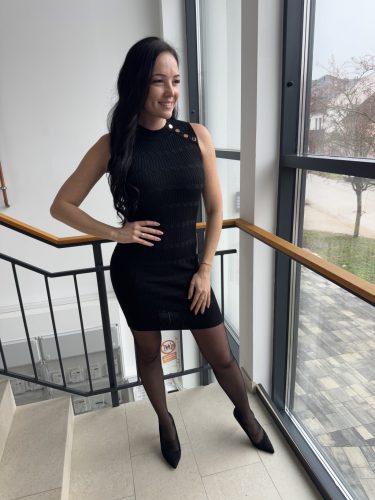 Riana fekete ujjatlan ruha arany gombokkal