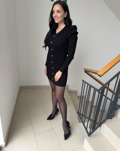 Réna fekete buggyos vállú ruha arany gombokkal