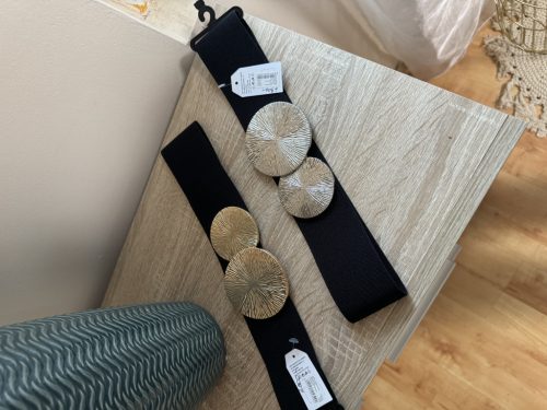 Ezüst és arany csatos fekete öv